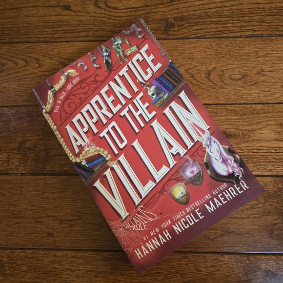 Apprentice to the Villain by Hannah Nicole Maehrer - Sprayed Edge, Paperback - Picture 2 of 12